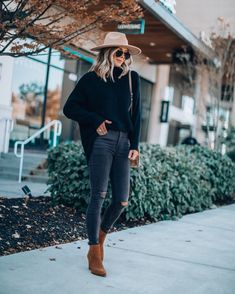 Becky Hillyard, Cella Jane, Mia Mia, Hippie Fashion, Sweater Tunic, Mode Casual, Picture Outfits, Family Picture, Business Outfit