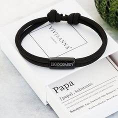 Überrasche deinen Papa dann zum Vatertag oder seinem Geburtstag mit diesem schlichten Armband besteht aus hochwertigem Segeltau und Edelstahl.  Mit einer liebevollen Papa-Definitionskarte kannst du dich bei deinem Papa bedanken und ihm mitteilen, wie toll er ist! Die Edelstahlperle können wir nach deinen Wünschen gravieren. Dadurch wird aus dem Armband ein individuelles Schmuckstück. Beiderseitige Gravur ist möglich. Es ist hautfreundlich und angenehm zu tragen. Durch leichtes Ziehen an den zwei Knoten kann die Größe des Armbands ganz einfach verstellt werden.  Das Armband ist langlebig und 100%  wasserfest, kann daher auch beim Duschen, Schwimmen und Sport getragen werden. ✧ Maße * Stärke des Segeltau: ca. 4mm * Größe der Perle : ca. 10x20 mm * Größe des Armbands: 14 bis 22 cm verstellbar Dad Bracelet, Sailing Rope, Surfer Bracelets, Gift Bracelet, Braided Bracelets, Custom Engraving, Arm Band, Bracelets For Men, Rope Bracelet