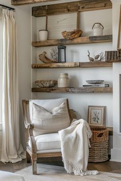 Rustic Interior Design Living Room, Pretty Farmhouse, Farmhouse Living Room Ideas, Low Sofa, Rustic Farmhouse Living Room, Farmhouse Decor Ideas, Vintage Inspired Decor, Farmhouse Living Room