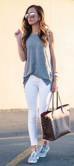 I like this but whenever i try white pants they seem totally see through. Stylish Spring Outfit, White Jeans Outfit, Mode Casual, Photo Blog, Summer Clothing, Jeans Outfit, Inspired Outfits, Komplette Outfits, Mode Inspiration