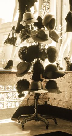 vintage hat rack <3 http://www.facebook.com/MormorsStuer Display Hats, Whimsical Photography, Nigerian Fashion, Ghanaian Fashion, Antique Hats, Hats Fashion, Vintage Millinery, Fashion Art Photography