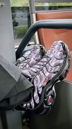 Air Max Plus Tn, Dr Shoes, Pretty Shoes Sneakers, Shoes Outfit Fashion, Funky Shoes, Hype Shoes, Shoe Inspo, Aesthetic Shoes, Nike Air Max Plus