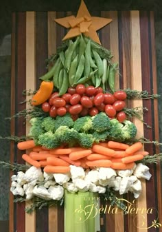 vegetables arranged in the shape of a christmas tree