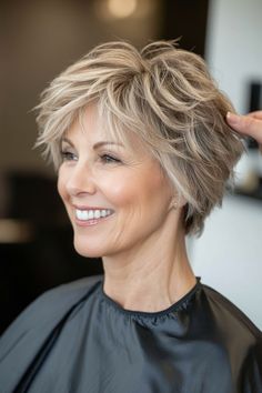 37. Capelli spettinati con riflessi biondo sabbia (Acconciature moderne per donne over 50) - Acconciature moderne per donne over 50 Sandy Blonde Highlights, Modern Hairstyles For Women, Shag Cut, Shaggy Short Hair, Short Shag Hairstyles, Hairstyles For Women Over 50, Sandy Blonde, Messy Short Hair, Edgy Short Hair