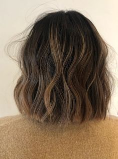 Shoulder-Length Messy Wavy Bob Hair Adviser, Shoulder Length Hair Cuts, Wavy Bobs, Penteado Cabelo Curto, Brown Blonde Hair, Shoulder Length Hair, Brunette Hair, Balayage Hair