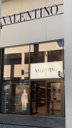 Valentino Wallpaper, Valentino Aesthetic, Valentino Store, Valentino Shop, Chanel Wallpapers, Valentino Logo, Wood Store, Givenchy Logo