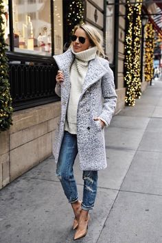 Check out these 27 adorable winter jacket outfits for inspo! Chic Winter Coat, Mantel Outfit, Cute Winter Coats, Winter Coat Outfits, Garage Exterior, Chic Winter Outfits, Burberry Coat