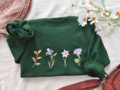 Trendy floral crew neck sweatshirt, made from high quality cotton! Each sweatshirt is made to order in the size of your choice, unisex style and unique design ~ if you have any special requests, please message me! Production and Shipping: Products are not in stock, they are custom orders and orders take 4-8 working days to process. Shipping time Australia - 4 - 8 days New Zealand - 5-8 days USA - 7- 10 days United Kingdom - 6-8 days Canada - 10- 13 days Germany - 11- 15 days France - 9- 12 days Crew Neck Designs, Fall Floral Applique Crew Neck Sweater, Green Long Sleeve Sweatshirt With Custom Embroidery, Green Crew Neck Sweatshirt With Floral Embroidery, Crew Neck Sweater With Custom Embroidery For Spring, Green Embroidered Sweatshirt For Spring, Spring Crew Neck Sweatshirt With Custom Embroidery, Embroidered Aesthetic, Cat Motif