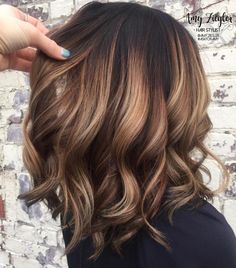 This is so beautiful! I have to have my hair done like this for Back-to-School! Caramel Balayage Bob, Rambut Brunette, Balayage Bob, Chocolate Brown Hair Color, Brown Hair Balayage, Brown Balayage, Ombré Hair, Balayage Brunette