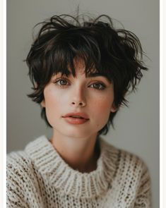 Short Flippy Hair, "bixie" Haircut 2024, Flicks Haircut, Flirty Hairstyles, Short Flippy Hairstyles, Flippy Hairstyles, Hush Cut, Short Haircuts Ideas, Wavy Haircut