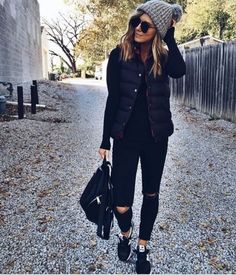 15 Outfits con color negro para brillar este invierno 2018 Vest Outfit, Afrikaanse Mode, Puffy Vest, Casual Fall Outfits, Looks Style, Mode Inspiration, Outfit Casual, Fall Winter Outfits