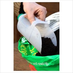 Recycling ideas for the garden Plastic Milk Bottles, Koti Diy, Plastic Milk, Diy Plastic Bottle, Plant Photography, Small Space Gardening, Potting Soil, Milk Jug, Permaculture