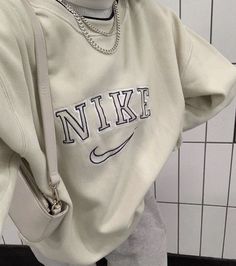 Highsnobiety Fashion, Vintage Nike Sweatshirt, Moda Streetwear, Streetwear Mode, Populaire Outfits, Nike Pullover, Nike Sweatshirt, Nike Vintage, Nike Sweatshirts