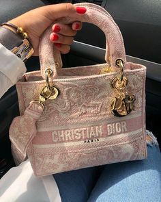 Sac Christian Dior Rose, Aesthetic Purses, Famous Clothes, Dior And I, Handbag Essentials, Luxury Purses, Fancy Bags, Pretty Bags