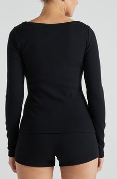 It’s the perfect layering piece, cut from the softest fabric you have ever felt. Featuring a classic boat neckline, long fitted sleeves, and a body-hugging fit throughout, it’s perfect on its own or under a sweater for extra warmth.   At LOSANO we help elevate every moment with clothing that is better for you! Boat Neck Hip length Scoop hem Buttery-soft ribbed fabric PFA Free BPA Free Moisture Wicking Breathable Enhanced Color Protection Made from sustainable materials Fits true to size 47% supi Winter Fitted Long Sleeve Top In Elastane, Fitted Long Sleeve Top For Winter, Fitted Long Sleeve Elastane Top For Winter, Winter Fitted Long Sleeve Elastane Top, Winter Long Sleeve Elastane Top, Elegant Winter Tops With Thumbholes, Fitted Fine Knit Long Sleeve Top, Fitted Long Sleeve Top With Thumbholes In Elastane, Elastane Long Sleeve Top With Thumbholes For Layering