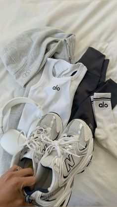 Body Fit Aesthetic, Workout Stuff Aesthetic, Alo Aesthetic Gym, Alo Yoga Outfit Ideas, Alo Pilates Aesthetic, Alo Set Aesthetic, Alo Gym Aesthetic, Cute Workout Aesthetic, Cute Workout Fits Aesthetic