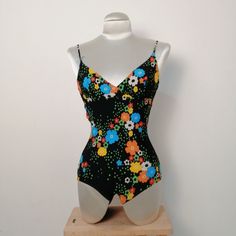 Beautiful and rare 1970s one piece swimwear, small size, in good condition just need a restoration in the connection between laces and top, easy to repair. The poly is still in vintage condition, wearable. Measure Bust cm flat 27 cm flat  Waist cm flat 22 cm flat Vintage Triangle Top Swimwear For Beach, Vintage Swimwear For Sunbathing, Vintage Swimwear For Sunbathing Beach Season, Retro Print Beachwear Swimwear For Summer, Summer Beachwear Swimwear With Retro Print, Summer Beachwear With Retro Print, Retro Print Swimwear For Summer Beach, Retro Print Swimwear For Poolside, Retro Print Swimwear For Beach In Summer