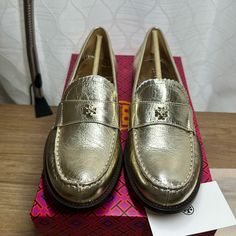 Brand New Nib Tory Burch Women's Classic Loafer Meatllic Leather Size # 8 Spark Gold Platino 250 Retail $298 Classic Gold Loafers With Round Toe, Elegant Gold Loafers With Round Toe, Classic Gold Slip-on Loafers, Luxury Gold Loafers With Round Toe, Gold Formal Loafers With Branded Insole, Classic Gold Almond Toe Loafers, Classic Gold Almond-toe Loafers, Designer Gold Loafers For Work, Gold Loafers With Leather Sole