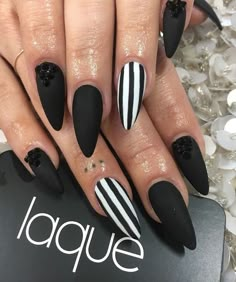 Halloween Nails Multicolor, October Nails Simple, Gothic Almond Nails, Goth Spring Nails, Beetle Juice Nails, October Nails Halloween, October Nail Designs, Nail Art Noir, Goth Nail Art