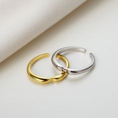 Denne sølv uregelmæssige geometriske åbningsbåndring er et sofistikeret og stilfuldt smykke, udformet med præcision af sølv af fineste kvalitet.  Ringens bånd har et elegant og iøjnefaldende geometrisk design, der skaber et umiskendeligt statement.  Det er et unikt og tidløst tilbehør, der er perfekt til særlige lejligheder.
 
 Produktdetaljer

Materiale: 925 Sølv
Farve: 18K guld/hvidguld belagt
Størrelse: US Åbningsstørrelse 6,25 (justerbar størrelse 5,5-7,5)
Vægt: ca. 1,7-2,0 g
Varenummer: AR2 Blood Diamond, Gold Band Ring, Creating Jewelry, Blue Zircon, Timeless Accessories, Gold Plated Jewelry, Jewelry Plate, Pita, Pure Silver