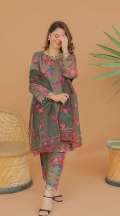 Pakistani Women Dresses, Pakistani Designer Clothes, Gaun Fashion, Pakistani Dresses Casual, Printed Casual Dresses, Dress Design Patterns, Sleeves Designs For Dresses