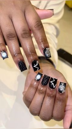 Black Virgo Nails, Black Short Nails With Design, Birthday Short Nail Set Ideas, Short Nails Black Girls Ideas, Non French Tip Nails, Black Nail Sets Designs, Shorties Nails Black, Acrylic Nails Shorties, Black Shorties Nails