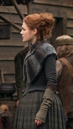 Media Tweets by Outlander Costume (@OutlanderCostum) | Twitter Outlander Clothing, Outlander Style, Outlander Books, Outlander Knitting, Outlander Costumes, Mon Dressing, Cape Scarf, Claire Fraser