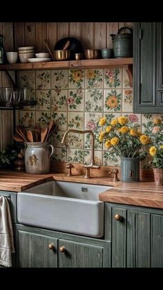 Hippy Kitchens, Floral Backsplash, Candles And Books, Earth Tones Kitchen, Wall Statement, Small Cottage Kitchen, Eclectic Kitchen, Cottage Kitchens, Plants Indoor