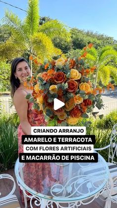 a woman standing in front of a table with flowers on it and the caption reads, criando arranio amarelie terracotta com florises artificials