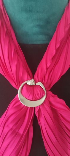 Fashionable scarf rings that hold every scarf and shawl together quickly. A practical gift idea that you won't want to do without! The shawl is just decoration Cat Scarf, Scarf Rings, Practical Gifts, Scarf Styles, Scarf Shawl, Scarf Wrap, Scarf Accessory, Shawl, Porter