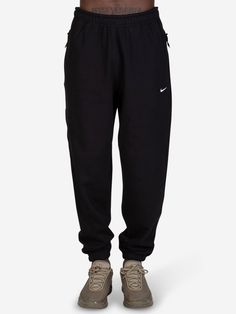 Nike's classic Swoosh Solo Pants ready to complete a five-star casual outfit. Thick, plush texture and oversized fit sign Nike's signature fleece line
  Elasticated waistband with drawstring closure
 Side pockets
 Elasticated ankles


Size & Fit:
Fit oversize
The model is 185 cm tall and wears size S