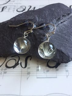 These Beautiful pair of earrings filled with real dandelion seeds. Made from glass orbs, unique dandelion earrings will make a perfect birthday wish gift or gift for nature lovers. They will come in organza gift bag and recycled box ready for gift giving. Nature Birthday, Real Flower Earrings, Pressed Flower Earrings, Dandelion Seeds, Dandelion Seed, Christmas Present Ideas, Organza Gift Bags, Pressed Flower, Gifts For Nature Lovers