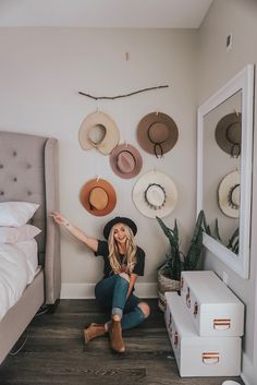 DIY hat organizer - Busy Being Blake Hat Storage Ideas, Diy Outfits, Looks Country, Camper Ideas