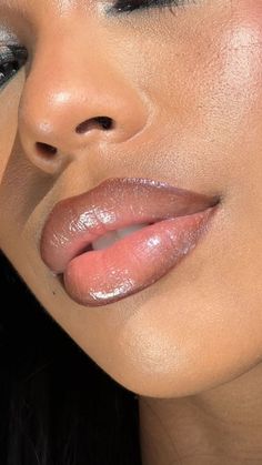 "The products vs the combo ☝🏾 sparkling silver gloss over a neutral combo> @makeupforever Limitless brown lip liner> @maccosmetics Locked Kiss ink in 65 + 62> @lawless lip gloss in Glazed" Makeup Looks Lip Liner, Brown Lip Liner With Gloss 90s, Brown Ombre Lips, Lip Liner Makeup Looks, 2000s Lip Combo, Pink And Brown Lip Combo, Brown And Pink Lip Combo, Brown Lip Liner Combo, Lip Liner Aesthetic