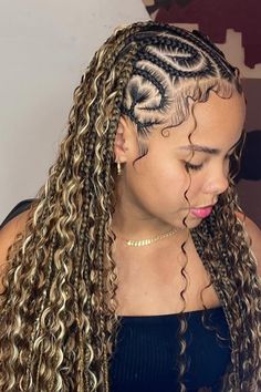 sou trancista iniciante, essa foi minha primeira trança com jumbo e cachos...😘 Two Color Fulani Braids, Blonde Braid Styles For Black Women, Goddess Braids Mixed Color, Fulani And Goddess Braids, Blonde Mix Goddess Braids, Hair Inspo Color Braids, Fulani Braids Vacation, Mixed Goddess Braids, Blonde Vacation Braids