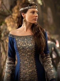 British actress Claire Forlani as Queen Igraine in Camelot, a historical-fantasy-drama television series which premiered on 1 April 2011. Author Inspiration, Fic Ideas, Medieval Theme, Claire Forlani, Historical Clothes, Medieval Clothes, Fantasy Dresses, Eva Green