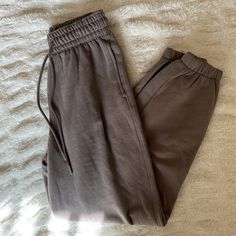 Espresso Brown H&M Sweatpants. Brand New Without Tag. Just Too Small For Me. Perfect For Fall! H&m Casual Bottoms With Elastic Waistband, Casual H&m Bottoms With Elastic Waistband, H&m Relaxed Fit Bottoms With Elastic Waistband, H&m Cotton Pants With Elastic Waistband, H&m Bottoms With Elastic Waistband And Relaxed Fit, Relaxed Fit Bottoms With Elastic Waistband By H&m, High Waist Sweatpants With Pockets For Lounging, H&m Casual Tapered Leg Pants, High Waist Cotton Sweatpants For Lounging