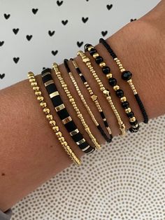 Stretch Beaded Bracelets Diy, Beaded Necklace Diy, Diy Bracelet Designs, Beads Bracelet Design, Jewelry Accessories Ideas, Gold Bracelets, Homemade Jewelry, Handmade Wire Jewelry, Beaded Bracelets Diy