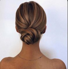 Veil Hairstyles, Updos For Medium Length Hair, Low Bun, Penteado Cabelo Curto, Wedding Hair And Makeup, Bride Hairstyles, Trendy Hairstyles, Hair Updos, Bun Hairstyles