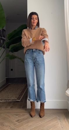 Work Mom Jeans Outfit, Mom Jeans Autumn Outfit, Cute Casual Dinner Outfits Winter, Mom Jeans Office Outfit, Winter Outfits Mom Jeans, Fall Mom Outfits 2024, Casual Chic Outfit Fall 2024, How To Style Mom Jeans, Autumn Night Out Outfit