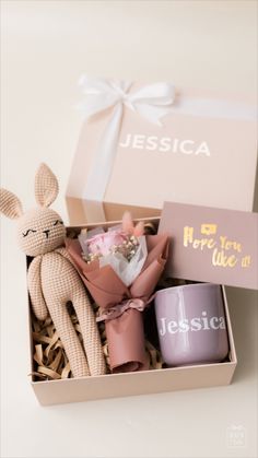 Personalized pastel-themed gift ideas, with flowers, dolls, and mug with custom name Gift Hamper Business Name Ideas, Gift Box Business Name Ideas, Gift Set Ideas For Women, Gift Box Business Ideas, Valentines Gift Box Ideas, Gift Box Design Ideas, Box Gift Ideas, Personalized Gift Boxes, Gift Box For Women