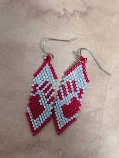 MMIWG Feather Earrings - Etsy Canada Beaded Cardinal, Seed Bead Jewelry Patterns, Bead Work Jewelry, Beaded Jewelry Patterns, Delica Beads, Seed Bead Earrings, Seed Bead Jewelry, Feather Earrings, Beaded Jewelry Diy