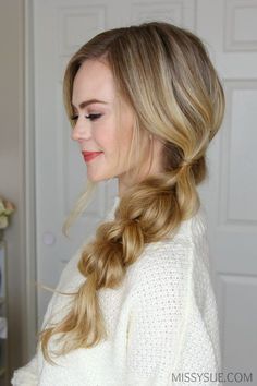 The pull-through braid is about to be your new favorite braid. It’s so easy because get this, it’s not actually a braid. I know, it completely changes the braiding game because you can master it faster than any “braid” you’ve ever seen. If you love… Side Braid Hairstyles, Pull Through Braid, Side Braid, Braids For Long Hair, Braided Ponytail, Box Braids Hairstyles, Fish Tail Braid