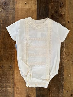 Brand: Creaciones Charo Reference: 442 Color: Ivory Description: Unisex baby romper that can be used for christening or special occasions. It is made out of a plumetti batiste fabric. It has a lace collar and lace running vertically through out the romper. It fastens with buttons in the bottom and in the back. Materials: Plumeti Batiste; 67% polyester, 33% cotton Intended Age Range: Baby Boy Sizing: True to size Size Chart: Summer Baptism Dress With Lace Work, Fitted Baptism Dress With Lace Collar For Summer, Summer Baptism Dress With Lace Collar, Summer Baptism Dress With Broderie Anglaise, Batiste Fabric, How To Speak Spanish, Lace Collar, Color Ivory, Unisex Baby