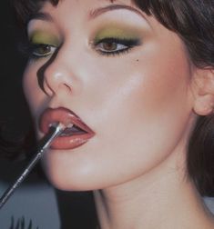 80s Fashion Formal Classy, 90s Makeup Eyeshadow, 90s Prom Makeup Looks, Eye Looks Makeup, Makeup In 90s, Makeup Ideas Editorial, Edgy Green Makeup, 90s Womens Makeup, Iconic Fashion Looks Runway