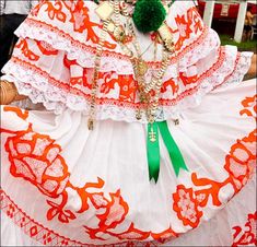 The pennant is an ornament, usually made of satin ribbon, which is placed in front or behind the waistband of the skirt. The perfect complement to your Panamanian skirt. Panama Dress, Traditional Brimmed Panama Hat For Festival, Traditional Panamanian Dress, Panamanian Women, Panamanian Clothes, Panama Culture, Latin Fashion, Satin Ribbon, Favorite Outfit