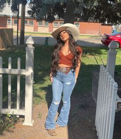 Outfit Ideas For Jaripeo, Best Rodeo Outfits, Mexican Jaripeo Outfits, Bootcut Jeans Outfit Country Mexican, Bell Bottom Jeans Outfit Mexican, Latina Cowgirl Style Outfits, Pico Landia Outfits