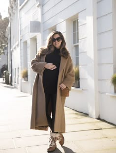 Women Pregnant Outfits, Oversized Maternity Outfits, Fancy Dumplings, Petite Pregnancy Outfits, Long Puffer Jacket Outfit, Maternity Ootd, Bump Outfits, Style The Bump