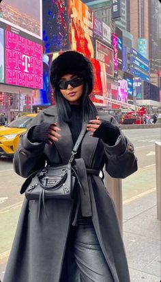 Snow Outfit Ideas, Cute Winter Outfits Baddie, Couple Chic, Nyc Fashion Winter, Denver Trip, Toronto Winter, Snow Outfits, Winter Uniform, Grey Fits