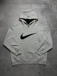 Nike × Nike ACG × Vintage 🔥 Nike boxy fit vintage hoodie center swoosh spellout y2k Size Men's / US S / EU 44-46 / 1 Color Grey Nike central logo swoosh The material is pleasant to the body. In a good condition. Fast sending! Condition : 8.5/10 Chest - 59 cm Lenght - 64 cm Shoulders - 52 cm Sleeve length - 54 cm - ALL ITEMS ARE HEAT TREATED AND WASHED BEFORE SHIPPING - FOLLOW MY STORE - SEE MY OTHER ITEMS Sporty Gray Hoodie With Logo Print, Gray Logo Sweatshirt For Streetwear, Gray Sports Hoodie With Logo Print, Sporty Hoodie With Logo For Streetwear, Logo Hoodie Sweatshirt For Streetwear, Sporty Streetwear Hoodie With Logo Detail, Urban Sweatshirt With Logo For Streetwear, Urban Style Logo Sweatshirt For Streetwear, Oversized Logo Sweatshirt For Streetwear